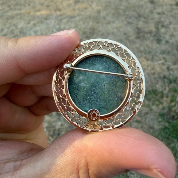 VINTAGE 12K GF Genuine Jade Green GemStone Flower Brooch - Picture 2 of 3